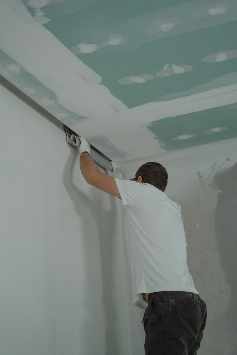 Finition d'un plafond en plâtrerie